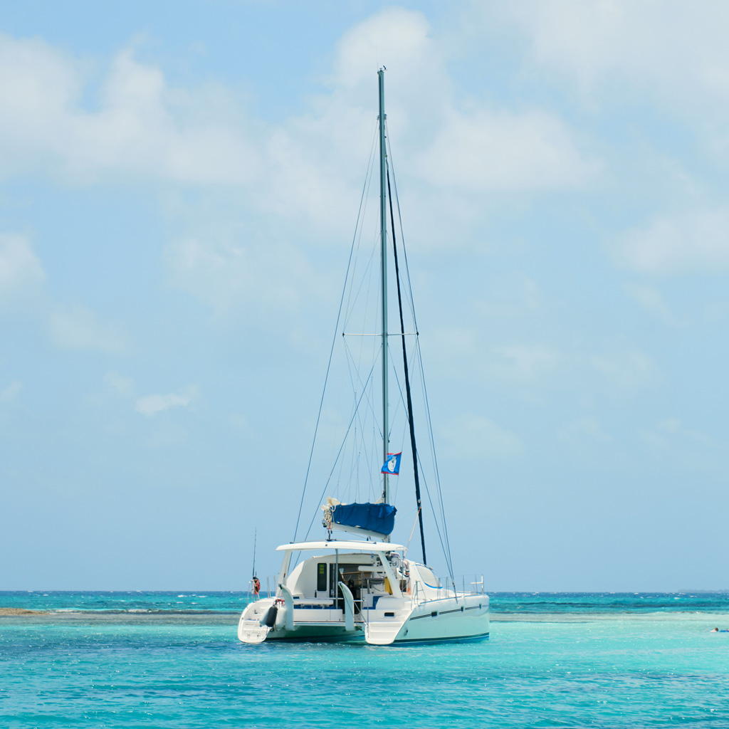 belize sailing vacations at ray caye island resort in belize